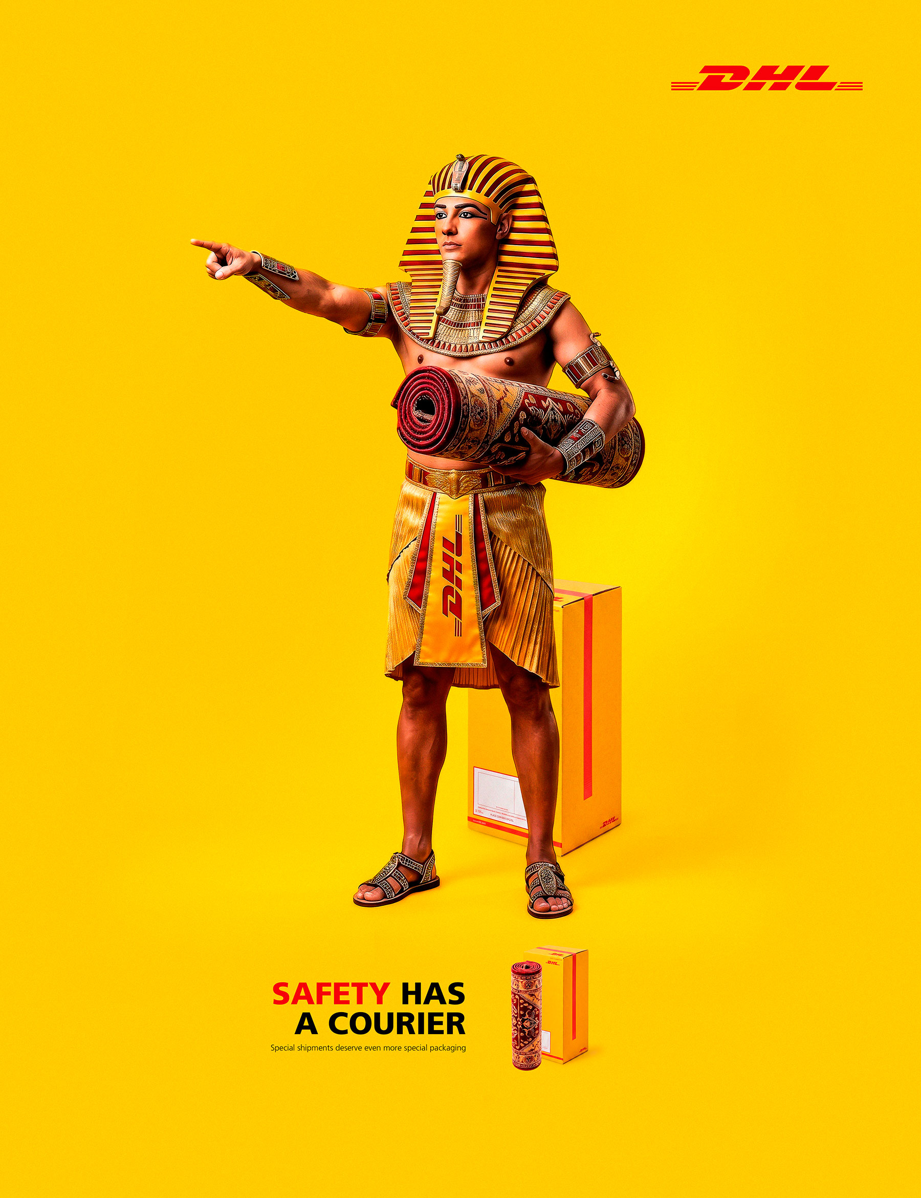 Pieza gráfica de la campaña "Safety Has a Courier" para DHL Express, desarrollada por Dicha & Gracia. Muestra a un faraón egipcio como guardián de un empaque personalizado, simbolizando la protección absoluta para envíos de valor personal.