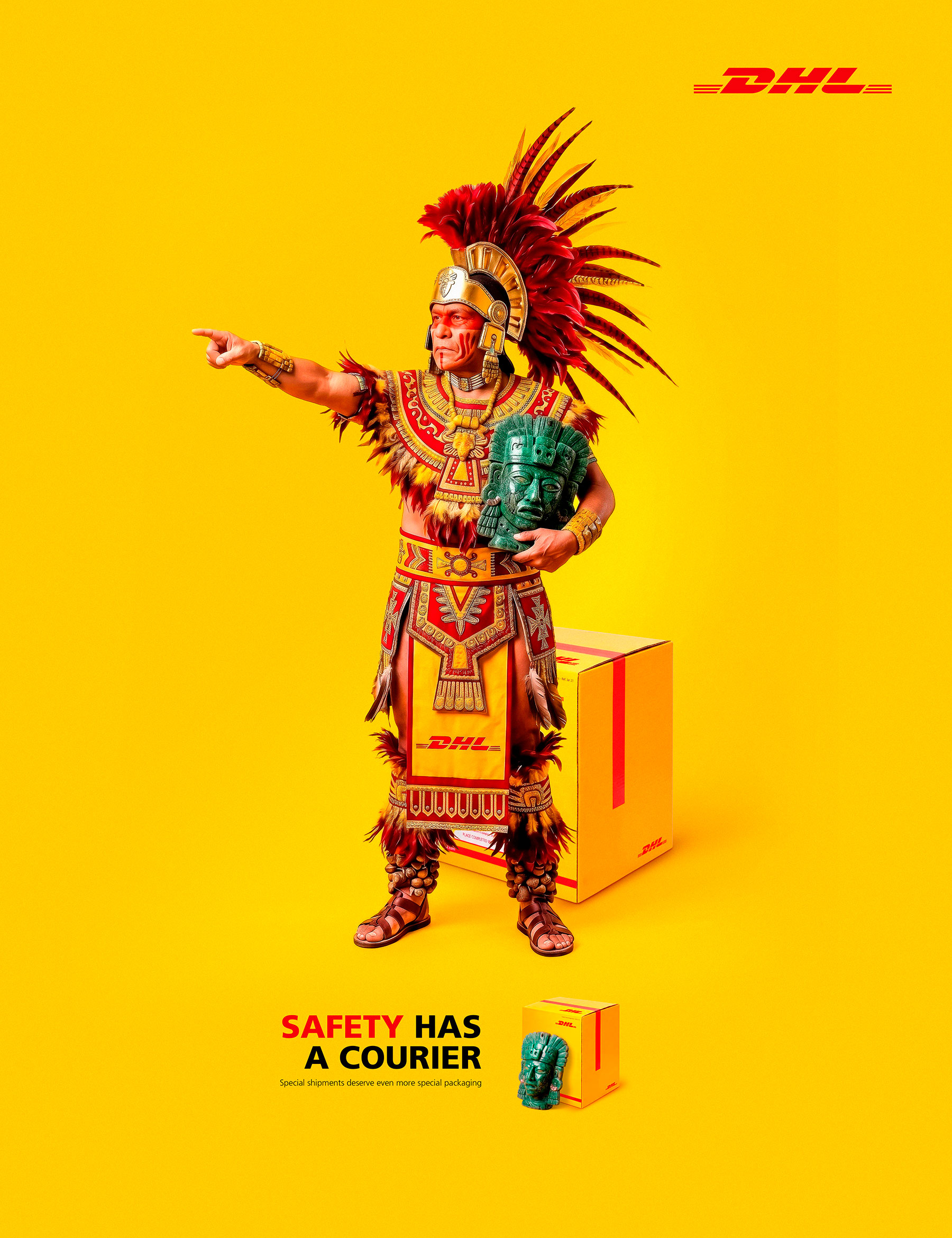 Anuncio impreso de la campaña de empaques especiales de DHL Express creado por Dicha & Gracia. Un guerrero azteca encarna la seguridad y el cuidado experto que requiere un envío único de gran valor personal.