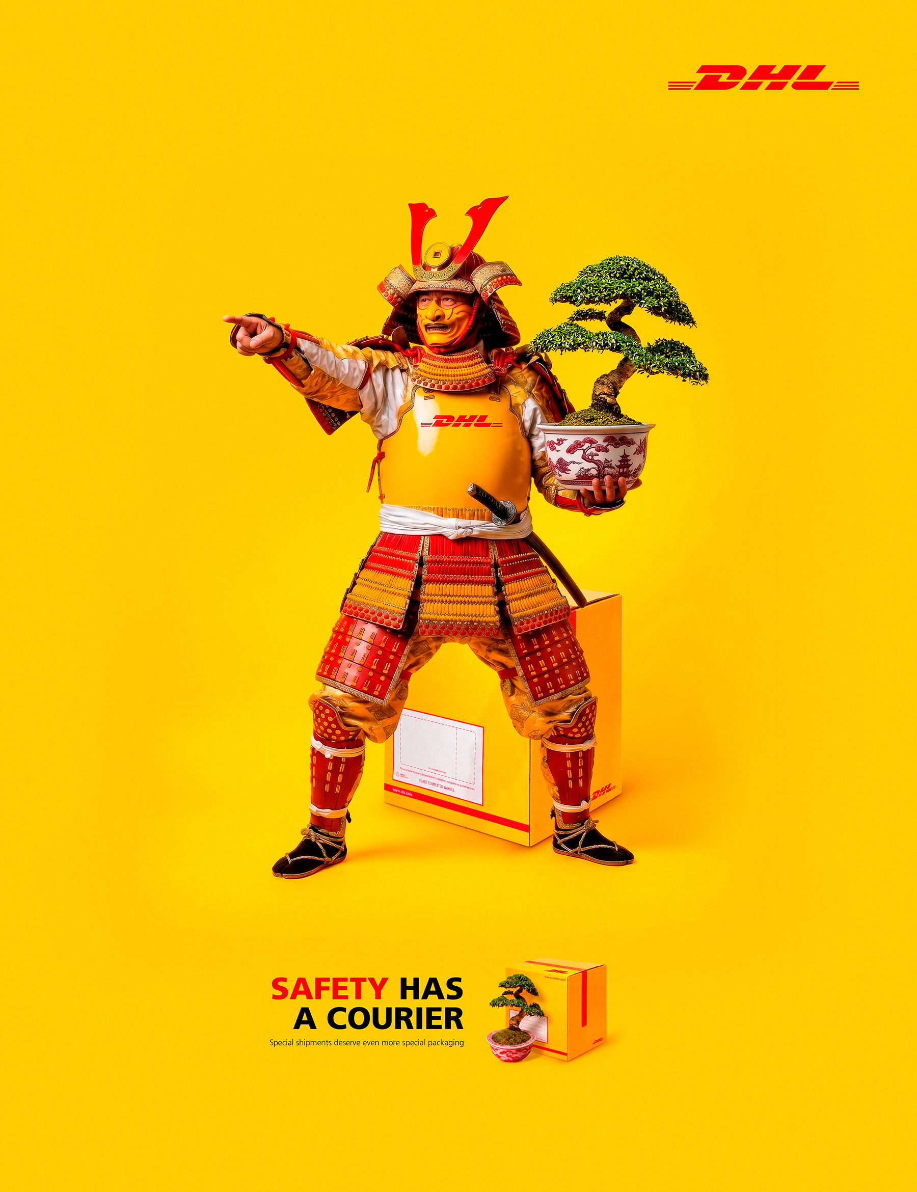 Ilustración publicitaria de la campaña "Safety Has a Courier" de DHL Express, diseñada por la agencia Dicha & Gracia. Un samurái actúa como guardián de un empaque a la medida para objetos delicados e irremplazables.
