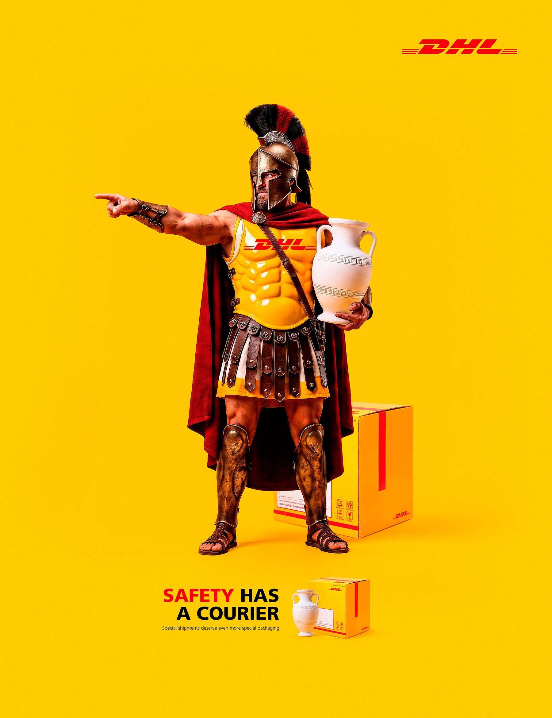 Pieza de comunicación visual para DHL Express desarrollada por Dicha & Gracia. El guerrero espartano representa la máxima resistencia y seguridad en el servicio de empaques personalizados para envíos de alto valor.